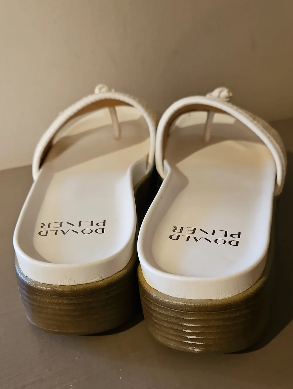 DONALD PLINER WHITE FARRAH SLIDE SANDALS SZ 8